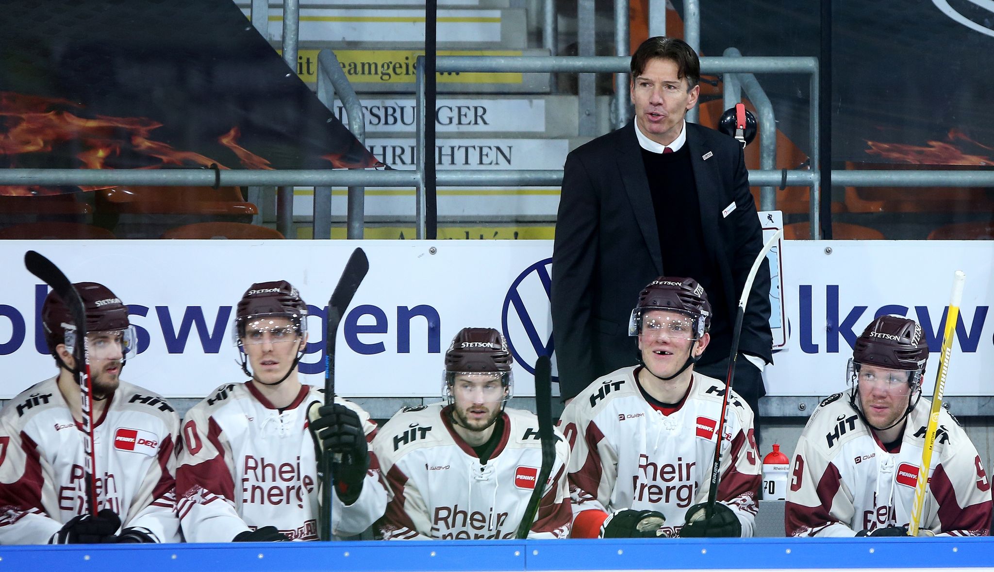 Kölner Haie demütigen Rivalen Krefeld Pinguine