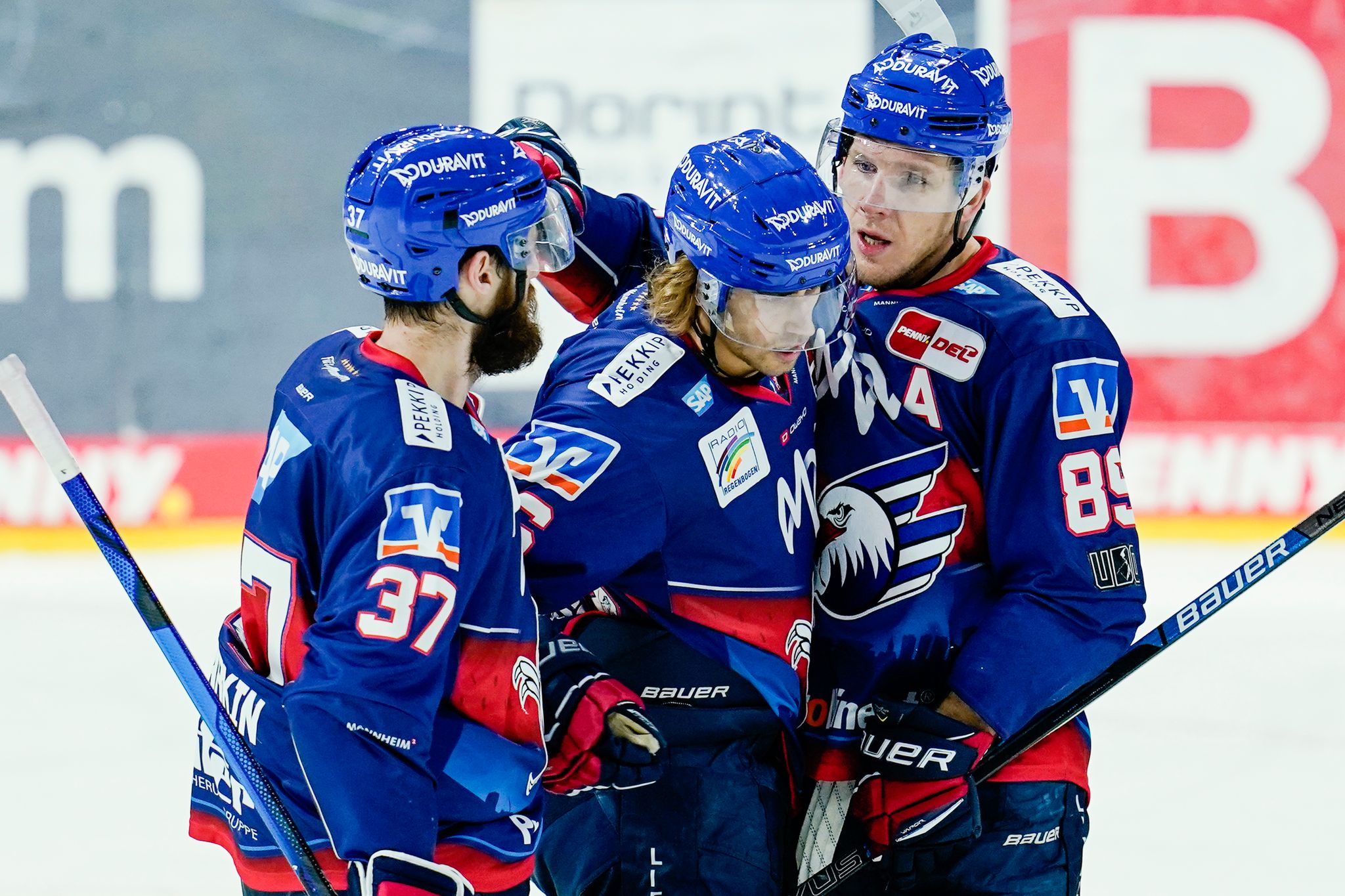 Eisenschmid führt Adler zum Sieg – Haie fertigen Krefeld ab