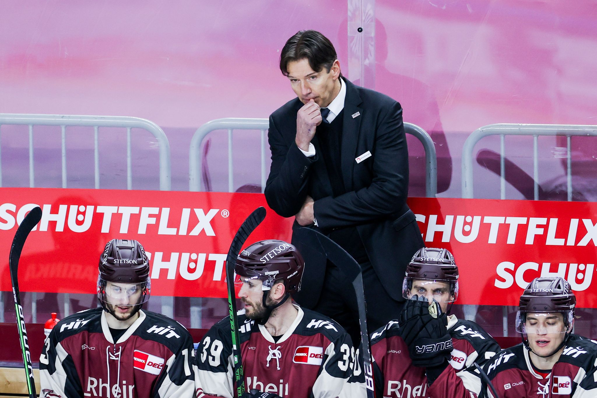 Kölner Haie im Aufwind – Wolfsburg gewinnt bei der DEG