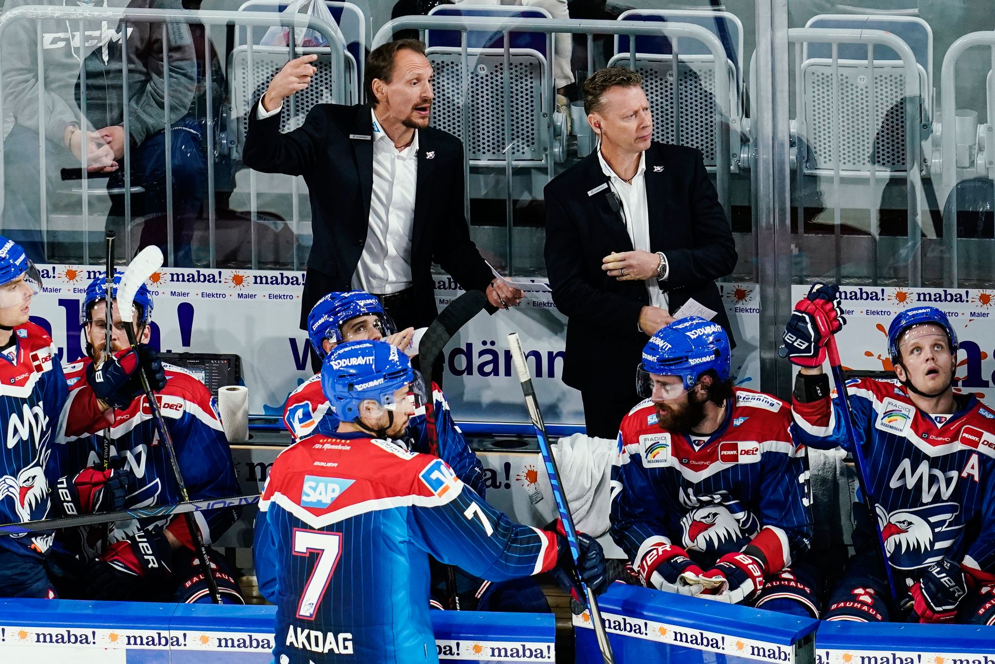 Trotz Verspätung: Adler Mannheim übernehmen Tabellenführung