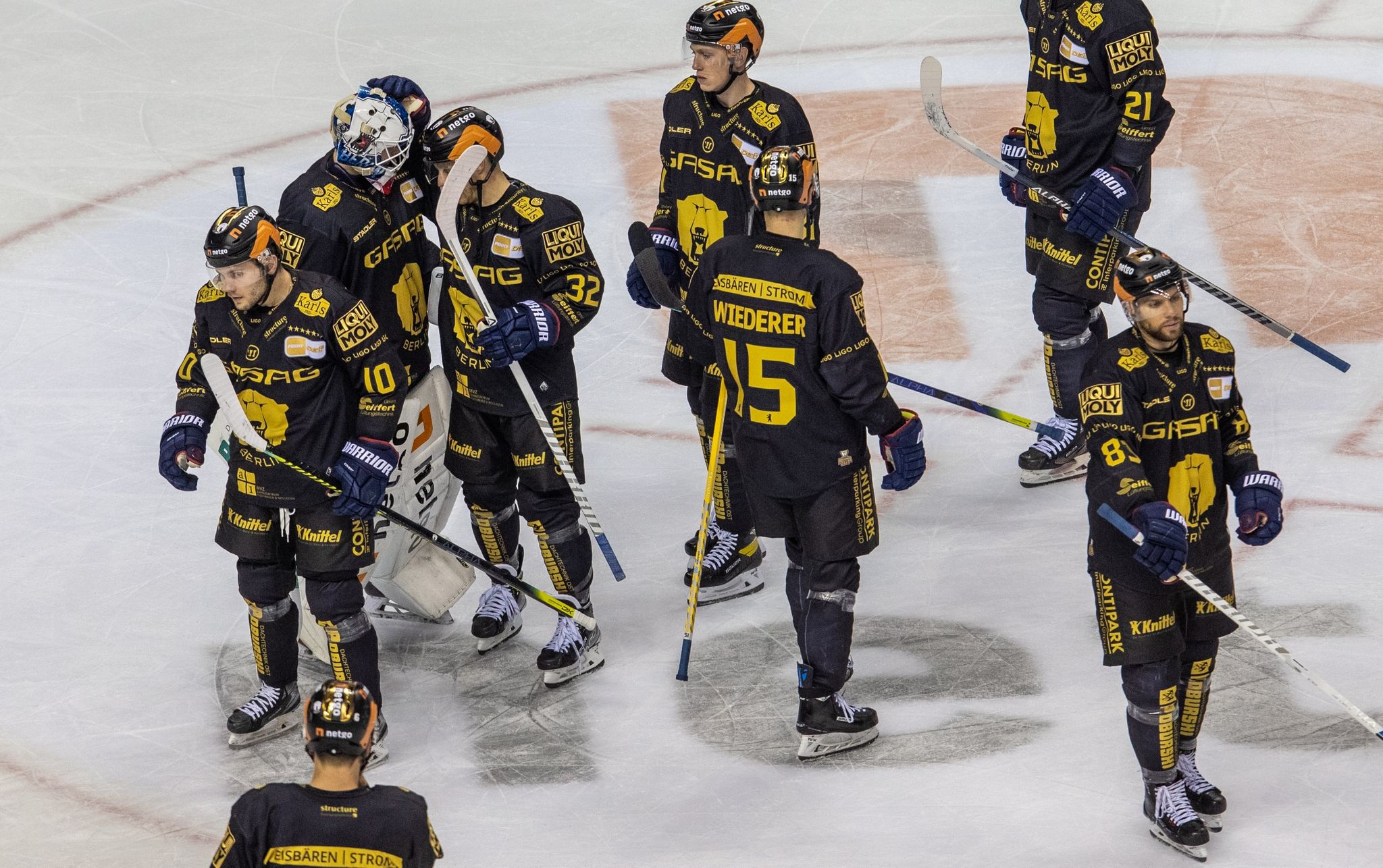 Eisbären patzen gegen Tabellenletzten – Adler mit Kantersieg