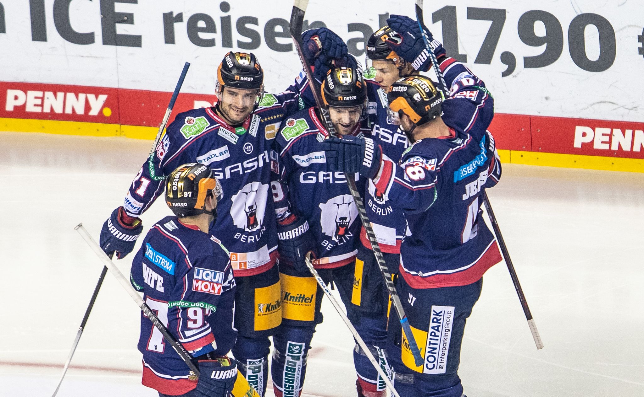 DEL-Meister mit Spektakel: Eisbären bezwingen Straubing 5:4
