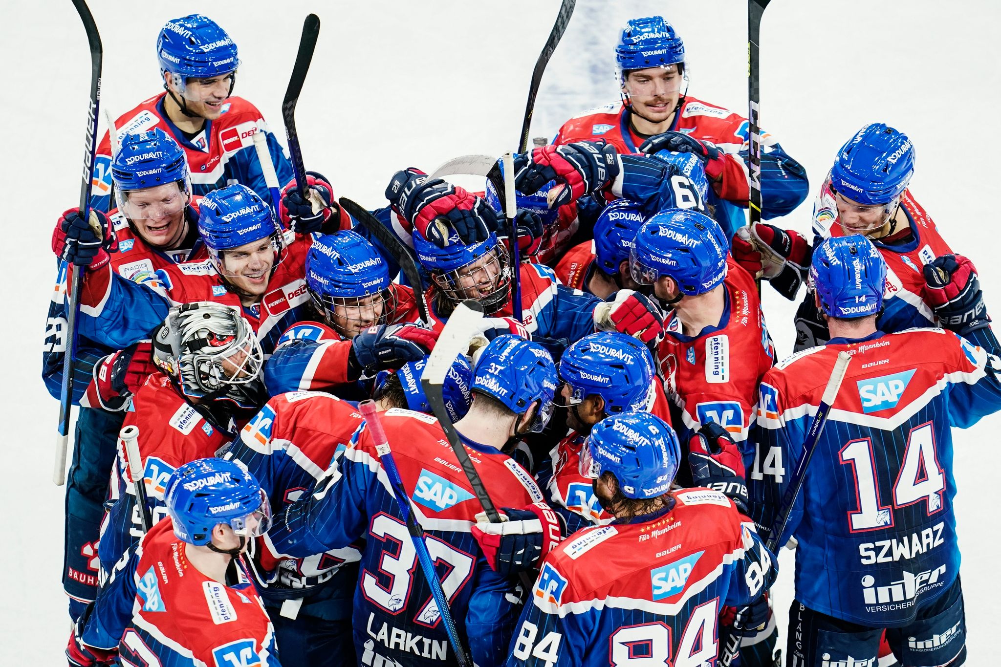 Adler Mannheim gewinnt erneut Topduell – Spektakel in Berlin