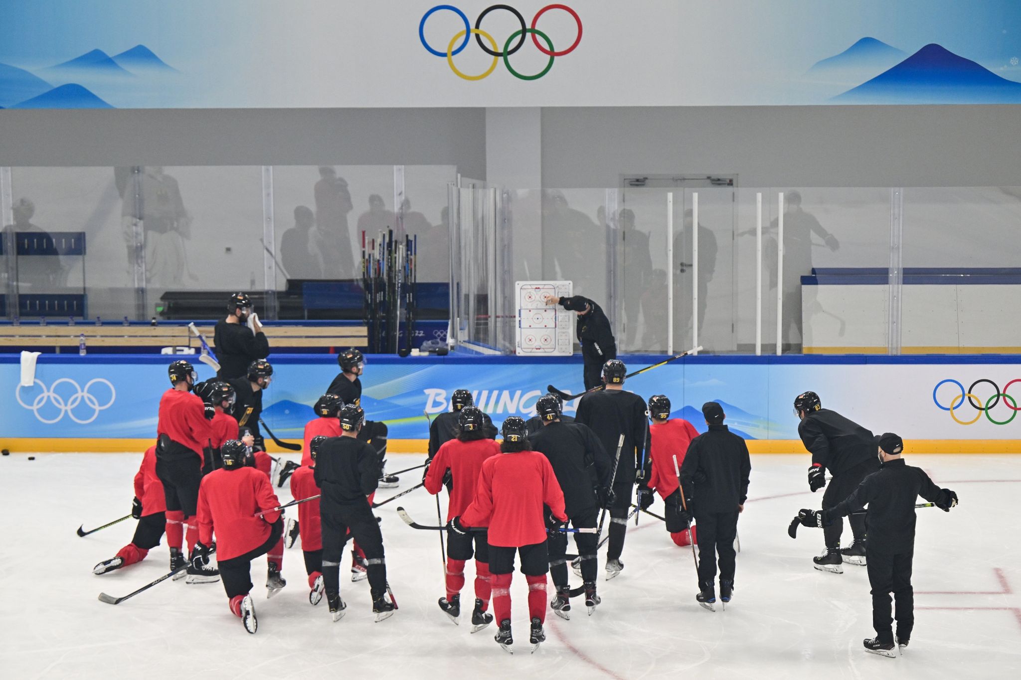 Eishockey-Team komplett: Auch Holzer im Training
