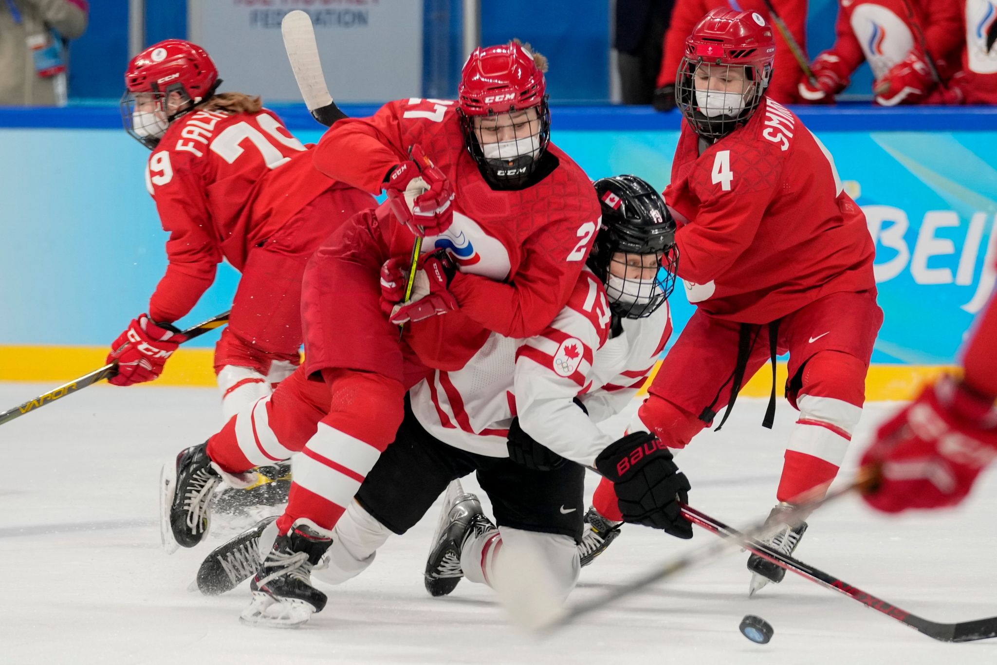 Mit Verspätung: Frauen-Eishockeyspiel mit Schutzmasken