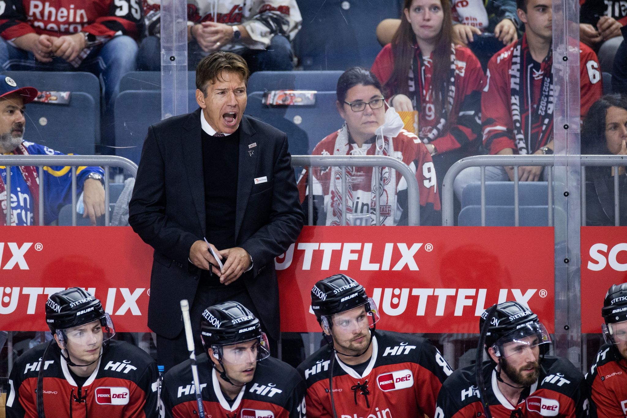 Kölner Haie siegen im Krisenduell
