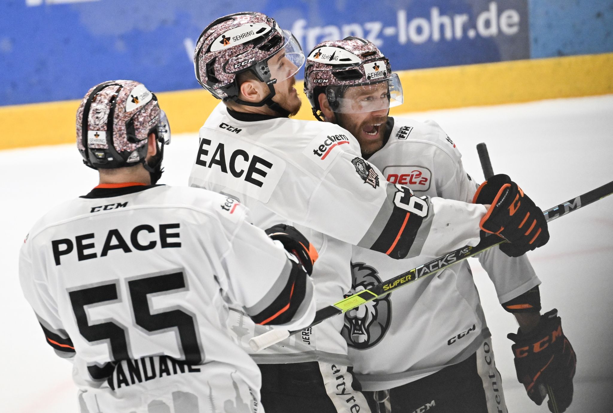 Löwen Frankfurt steigen als Meister in DEL auf