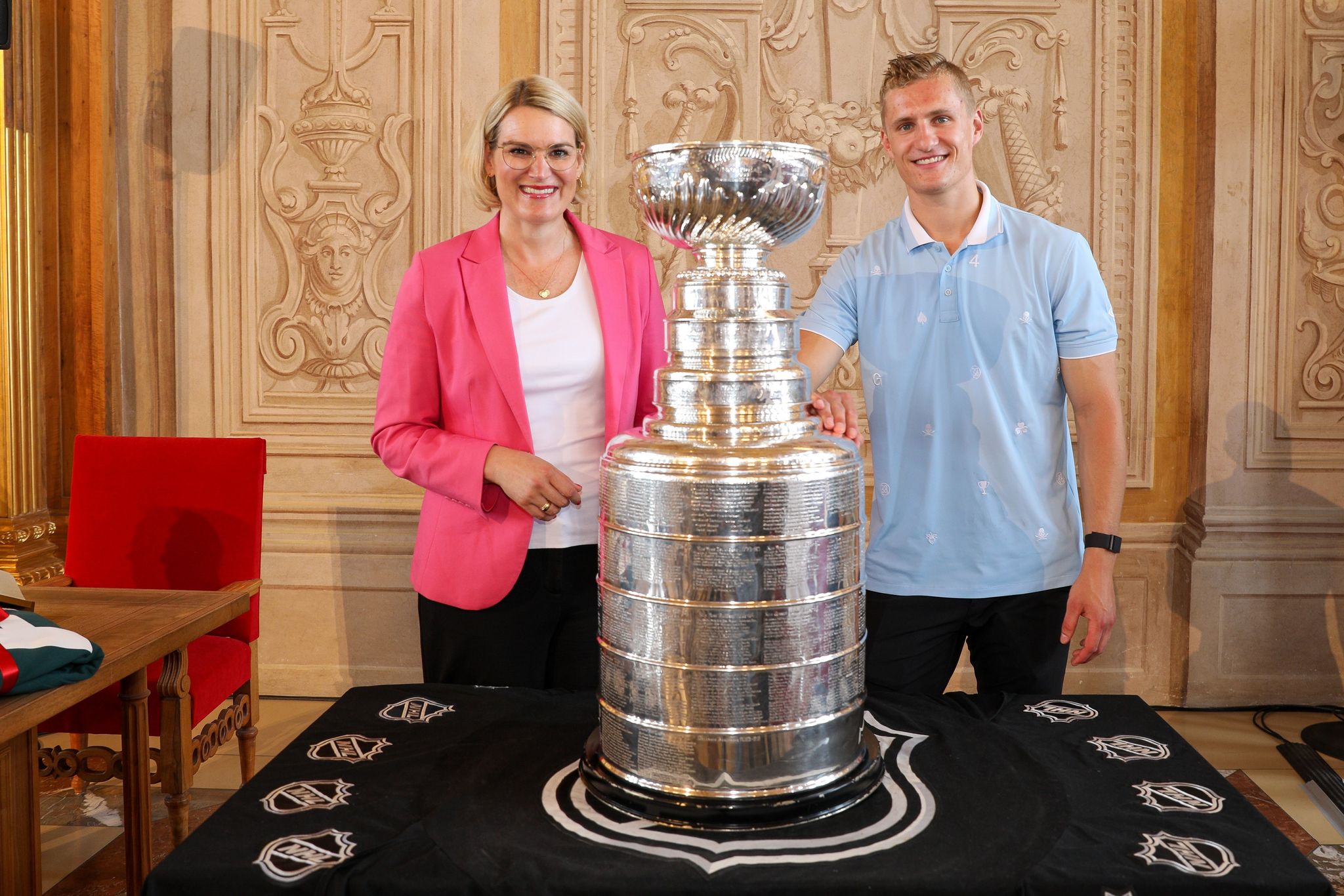 Stanley-Cup-Sieger Sturm in Ausgburg geehrt