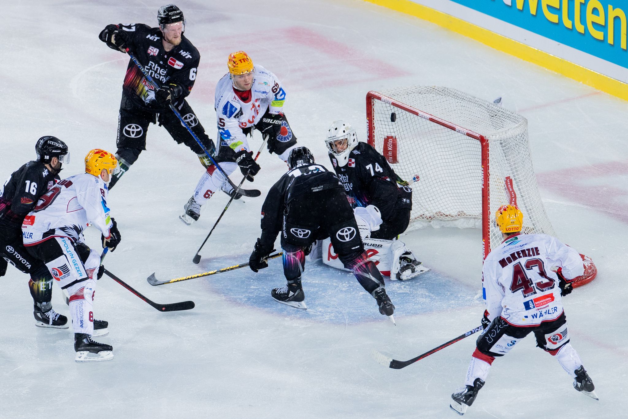 Bei Dauerregen: Kölner Haie verlieren zweites Freiluftspiel