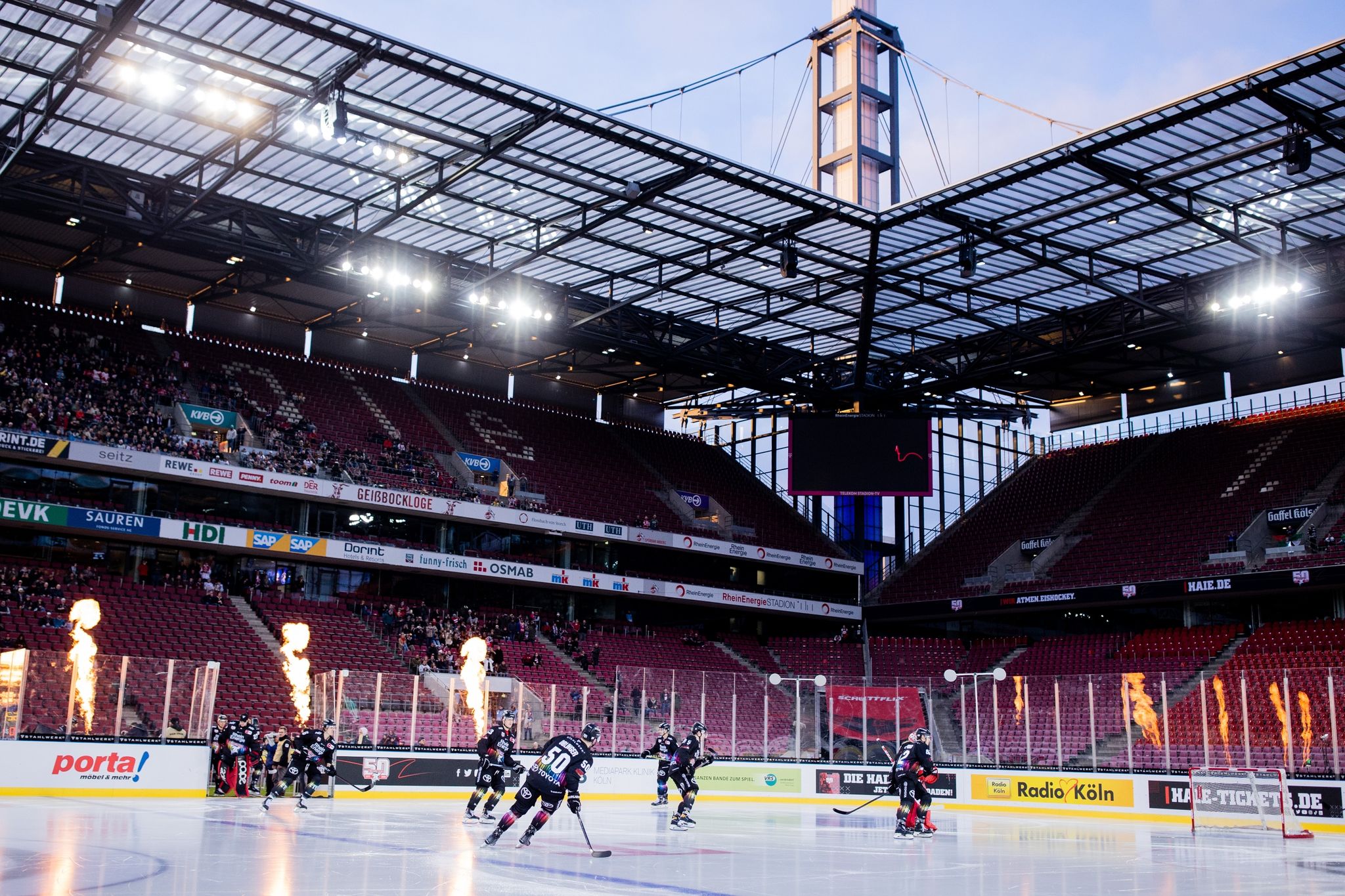 Kölner Haie siegen im FC-Stadion gegen Augsburg