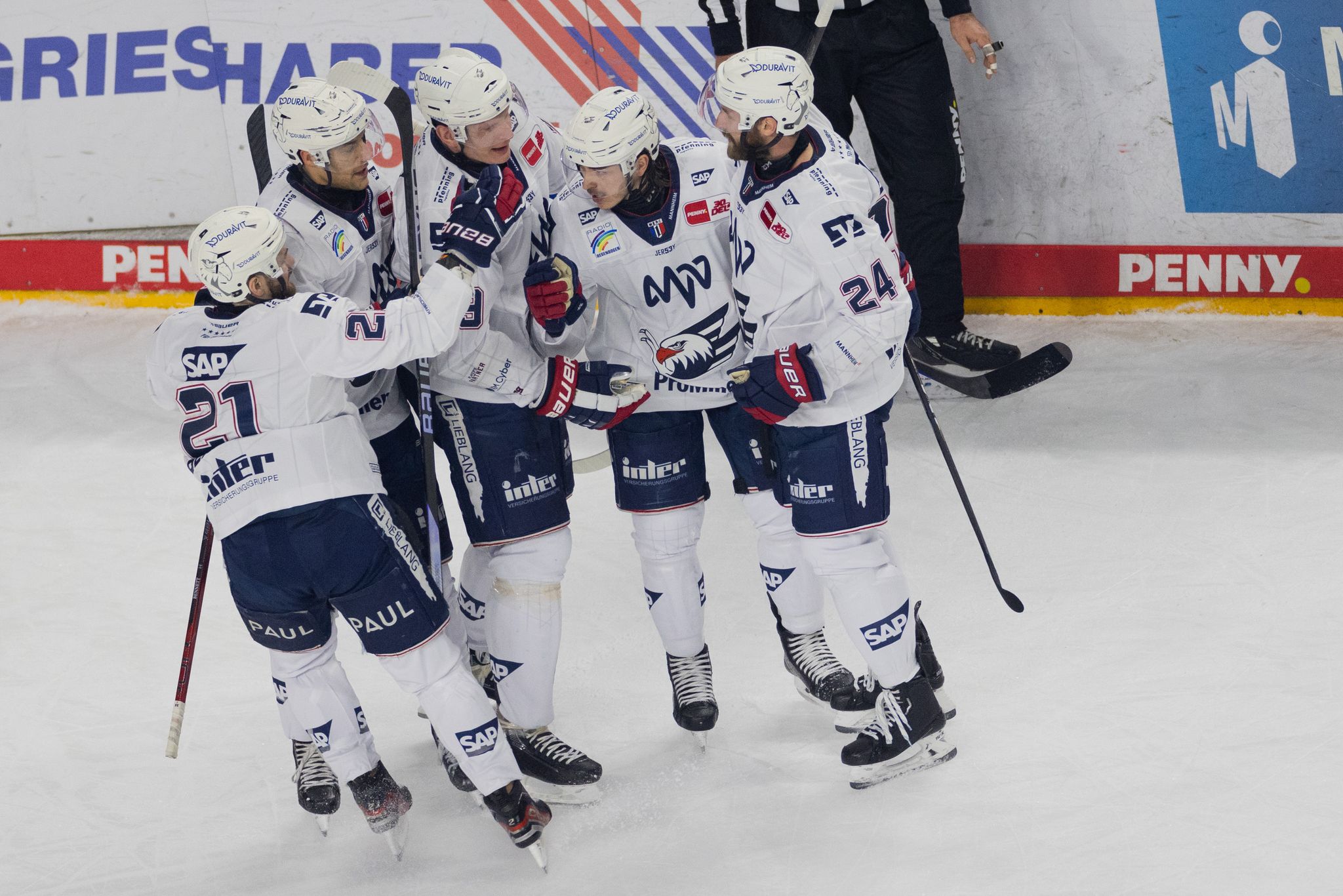 Mannheim düpiert Berlin in DEL-Playoffs – Bremerhaven siegt