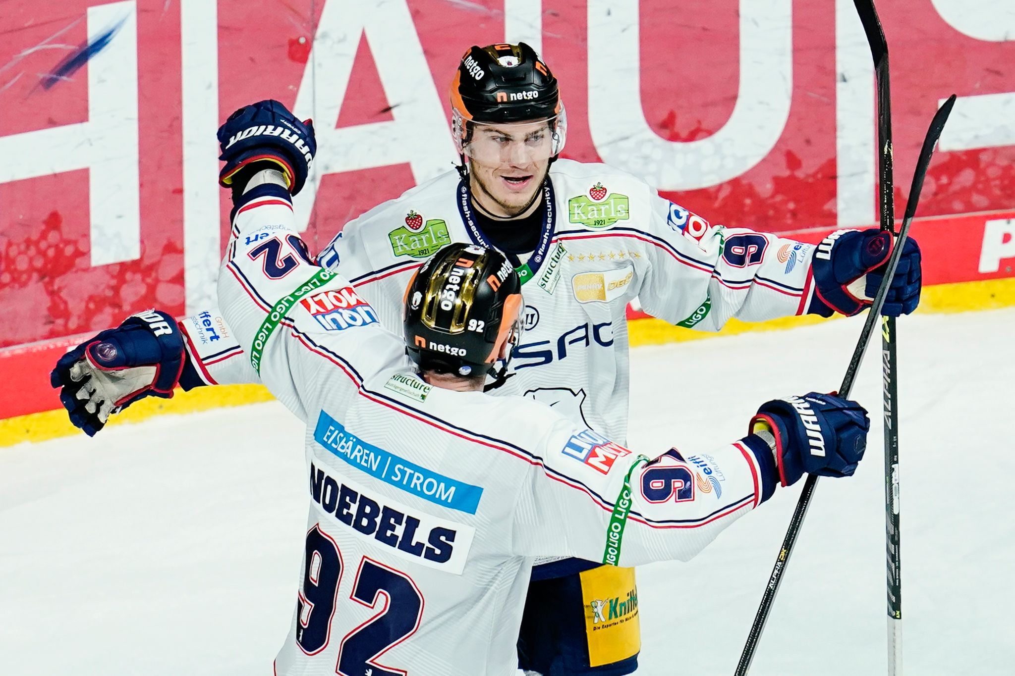 Zwei späte Treffer: Eisbären Berlin gewinnen in Mannheim