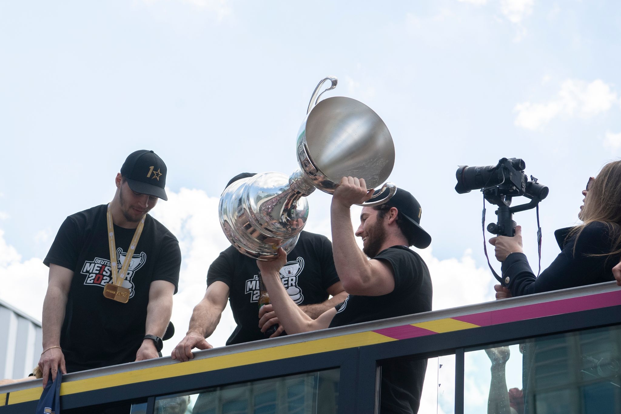 Nach Berliner Meisterfeier: Henkel von Pokal ab
