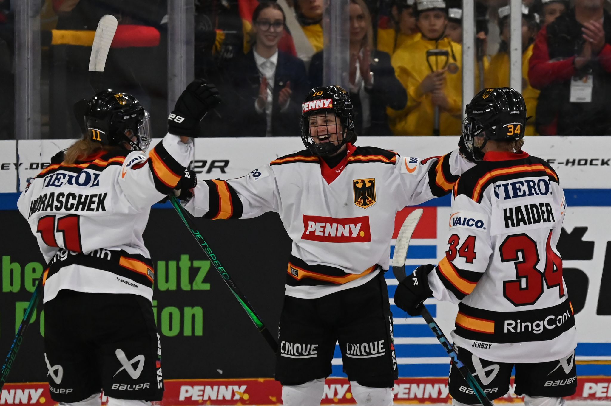 Parallele Eishockey-Länderspiele von Männern und Frauen