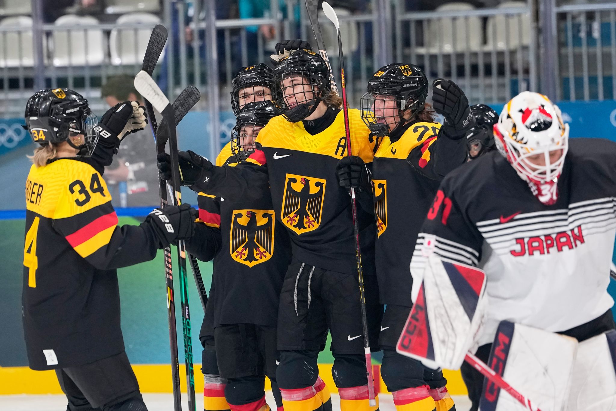 Auch Steinmeier jubelt: Eishockey-Frauen holen ersten Sieg