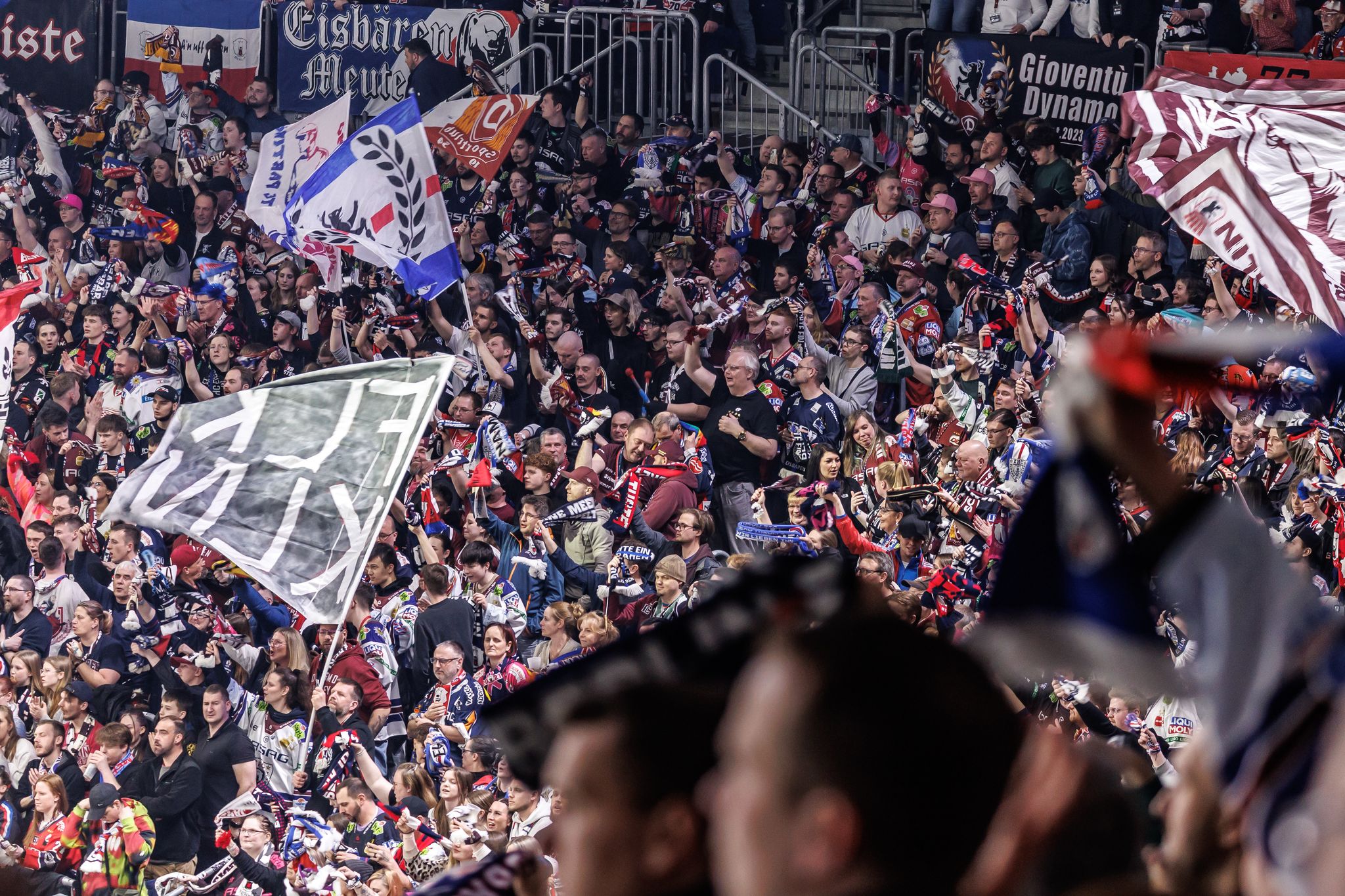 Vermummte Berliner Eishockeyfans überfallen Bus von Kölnern